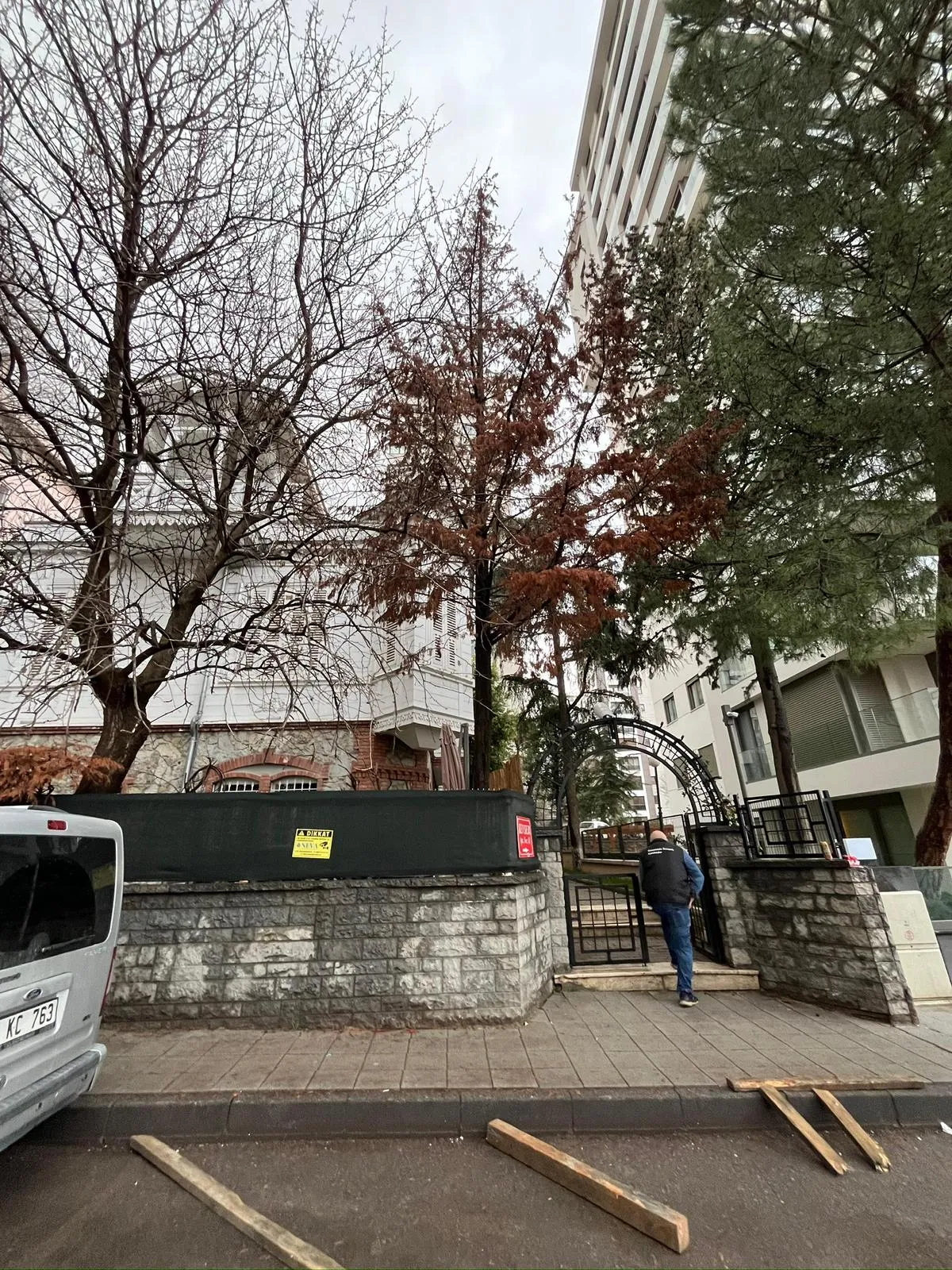 Kadıköy’de yapı çalışması yürüyen parselin sokak cephesindeki mevcut ağaçlar